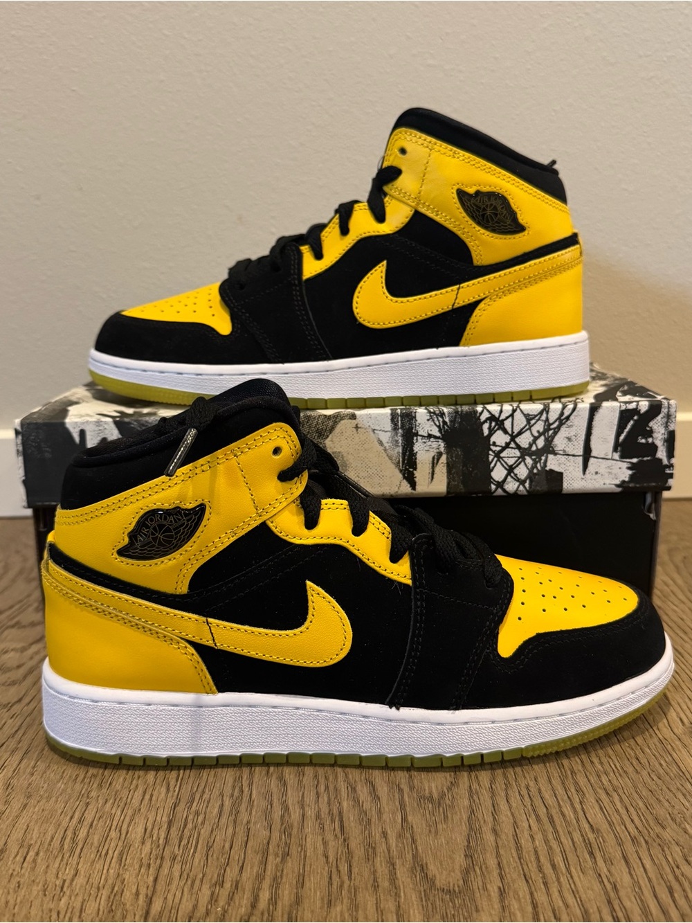 Air Jordan 1 Mid SE New Love Black Yellow NEW